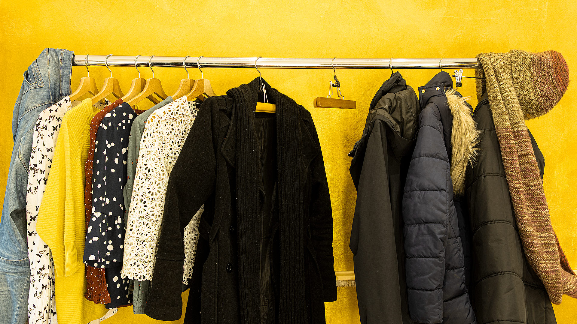 Birkenstudio Garderobe vor Goldwand