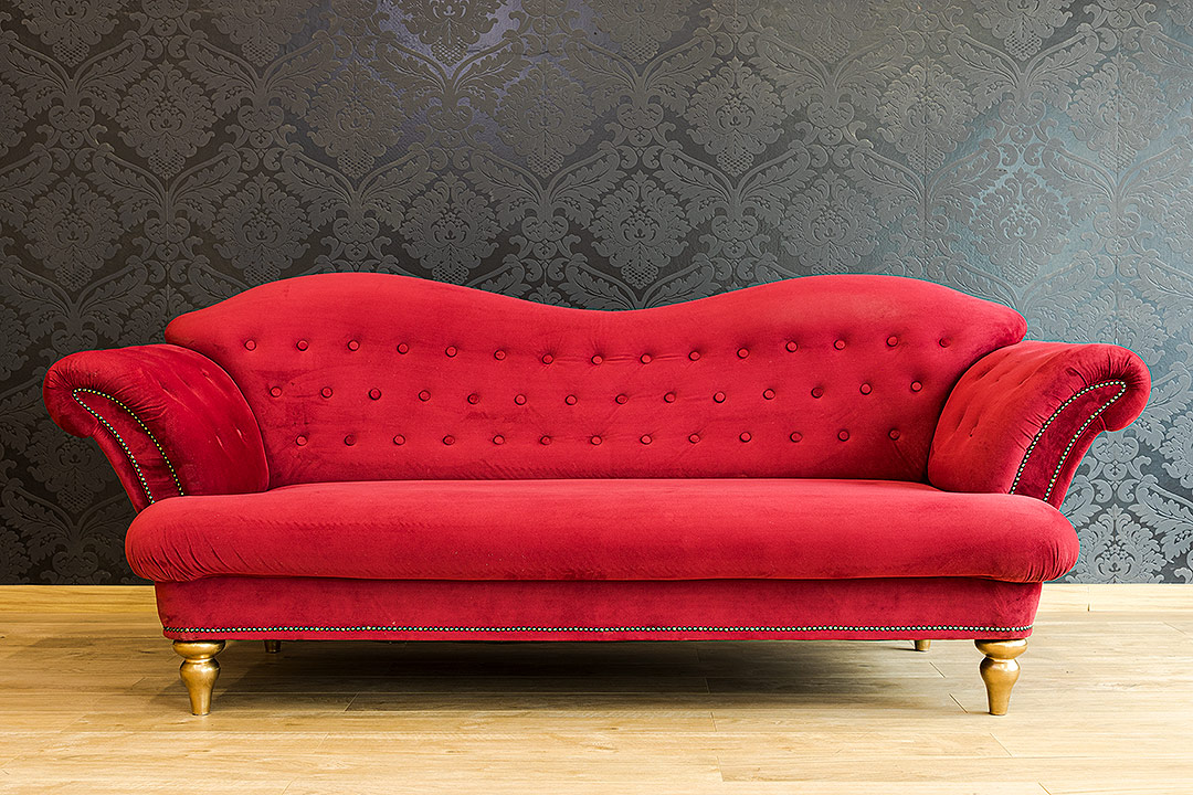 Chesterfield Sofa vor schwarzer Tapete